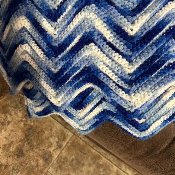 Knitted throw. Varigated Blue & White. Approx 60" x 70". (1174) - Picture 2 of 2